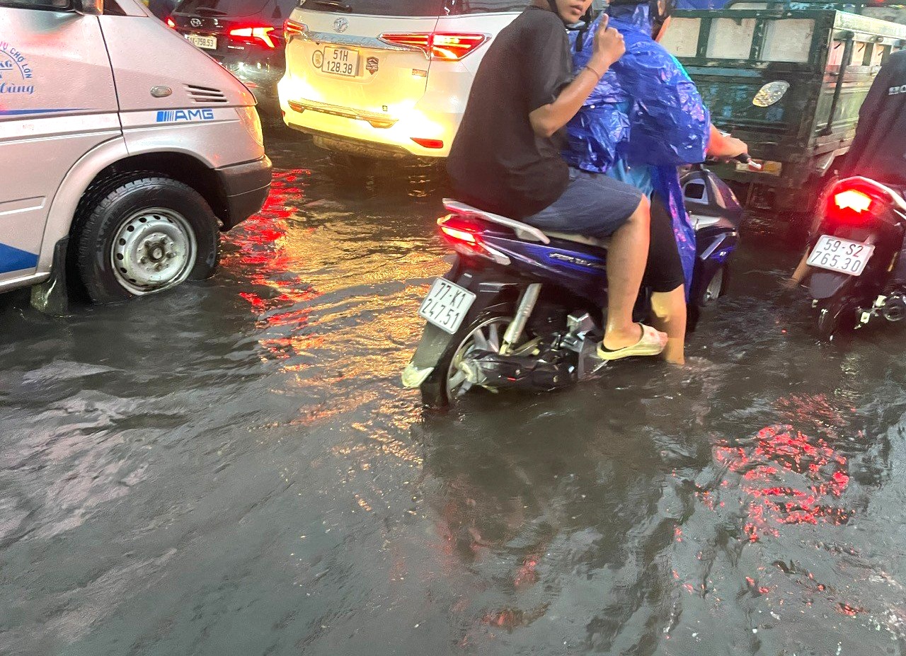 TP. Hồ Chí Minh: Sau cơn mưa nhiều đường biến thành “sông”