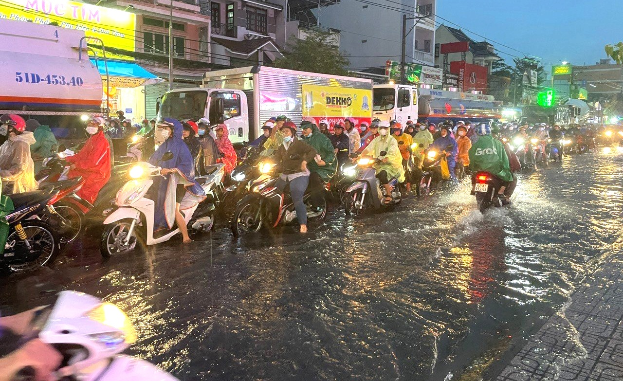 TP. Hồ Chí Minh: Sau cơn mưa nhiều đường biến thành “sông”