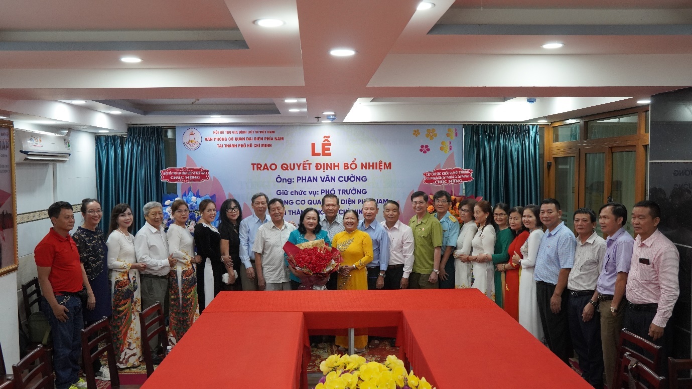 Lãnh đạo, đồng nghiệp và khách mời chúc mừng ông Phan Văn Cường trên cương vị công tác mới Lãnh đạo, đồng nghiệp và khách mời chúc mừng ông Phan Văn Cường trên cương vị công tác mới