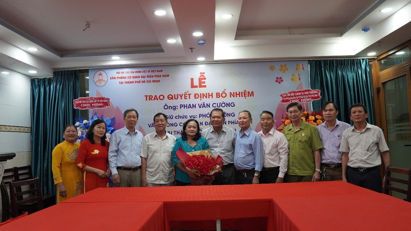 Ban chấp hành cùng khách mời tham dự chụp ảnh lưu niệm Ban chấp hành cùng khách mời tham dự chụp ảnh lưu niệm