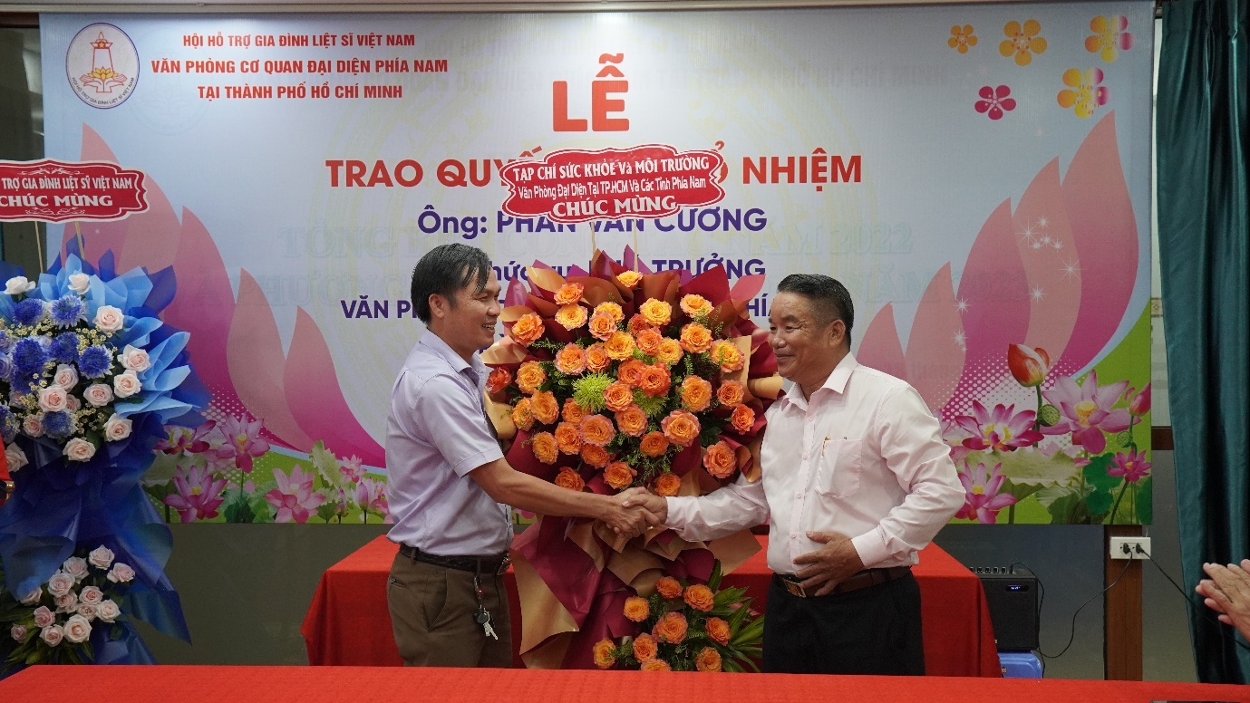 Ông La Văn Tâm đại diện Tạp chí Sức khỏe và Môi trường, Văn phòng đại diện tại TP HCM và các tỉnh phía Nam tặng hoa chúc mừng ông Phan Văn Cường. Ông La Văn Tâm đại diện Tạp chí Sức khỏe và Môi trường, Văn phòng đại diện tại TP HCM và các tỉnh phía Nam tặng hoa chúc mừng ông Phan Văn Cường.