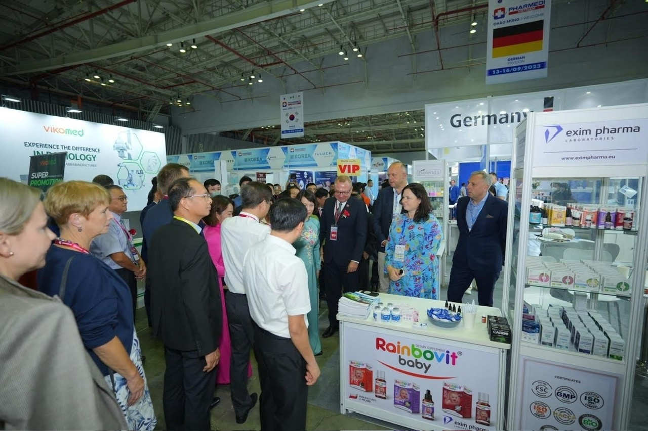 Tham gia triển lãm năm hàng trăm gian hàng trưng bày đa dạng trong lĩnh vực y tế cả trong nước và Quốc tế. Tham gia triển lãm năm hàng trăm gian hàng trưng bày đa dạng trong lĩnh vực y tế cả trong nước và Quốc tế.