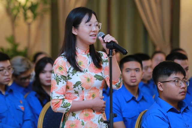 Bạn Nguyễn Hằng Nga, sinh viên Trường Đại học Khoa học quân y phát biểu tại cuộc gặp gỡ Phó Thủ tướng - Ảnh: VGP/Minh Khôi