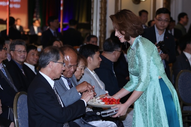 Các đại biểu thưởng thức những món bánh Trung thu được đoàn công tác mang từ Tổ quốc sang - Ảnh: VGP/Nhật Bắc