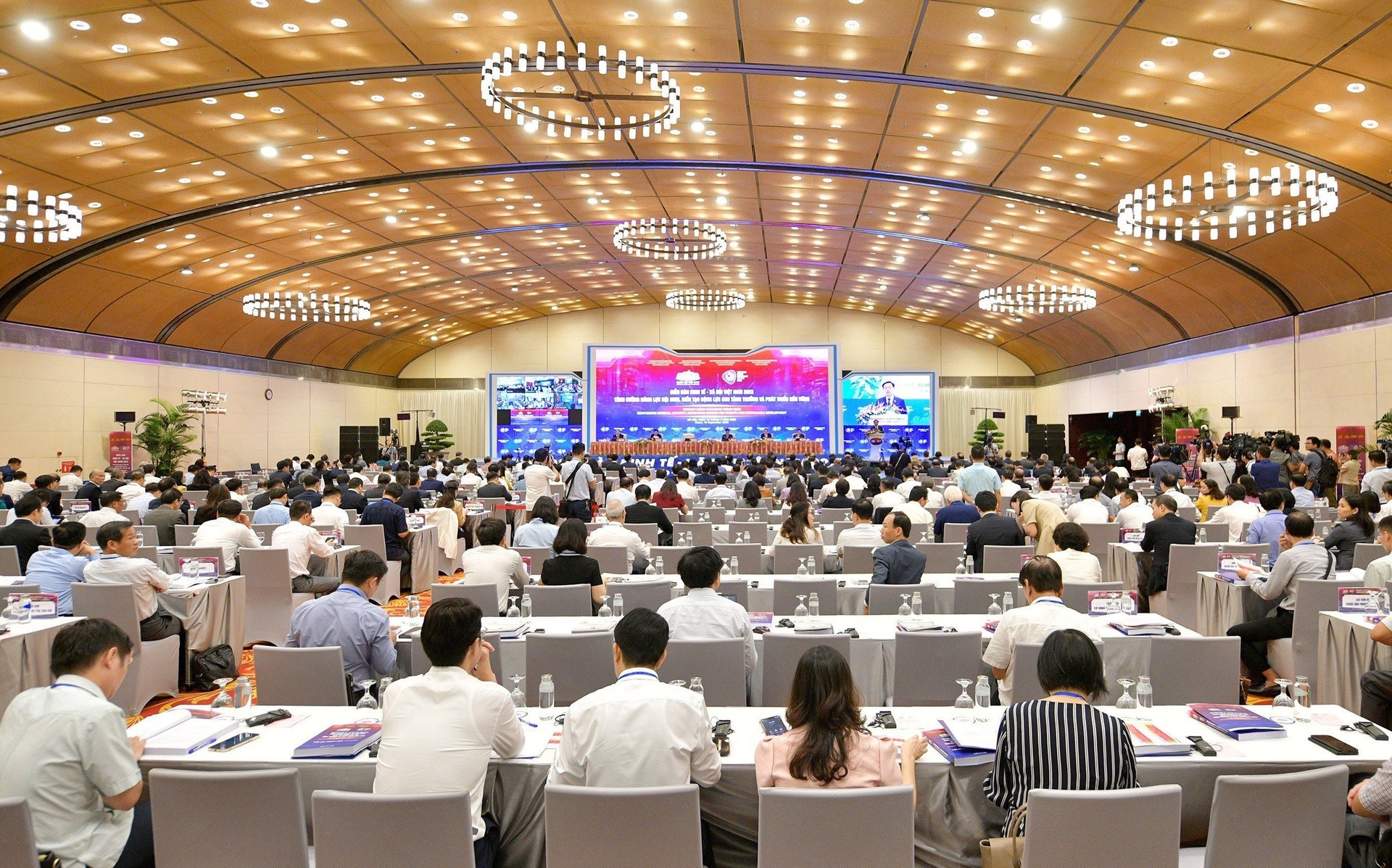 Chủ tịch Quốc hội Vương Đình Huệ chỉ đạo Diễn đàn Kinh tế - Xã hội Việt Nam năm 2023 Chủ tịch Quốc hội Vương Đình Huệ chỉ đạo Diễn đàn Kinh tế - Xã hội Việt Nam năm 2023