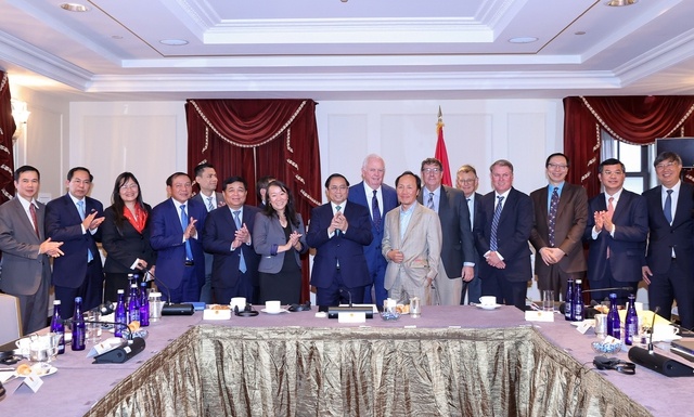 Thủ tướng chụp ảnh lưu niệm cùng các đại biểu - Ảnh: VGP/Nhật Bắc