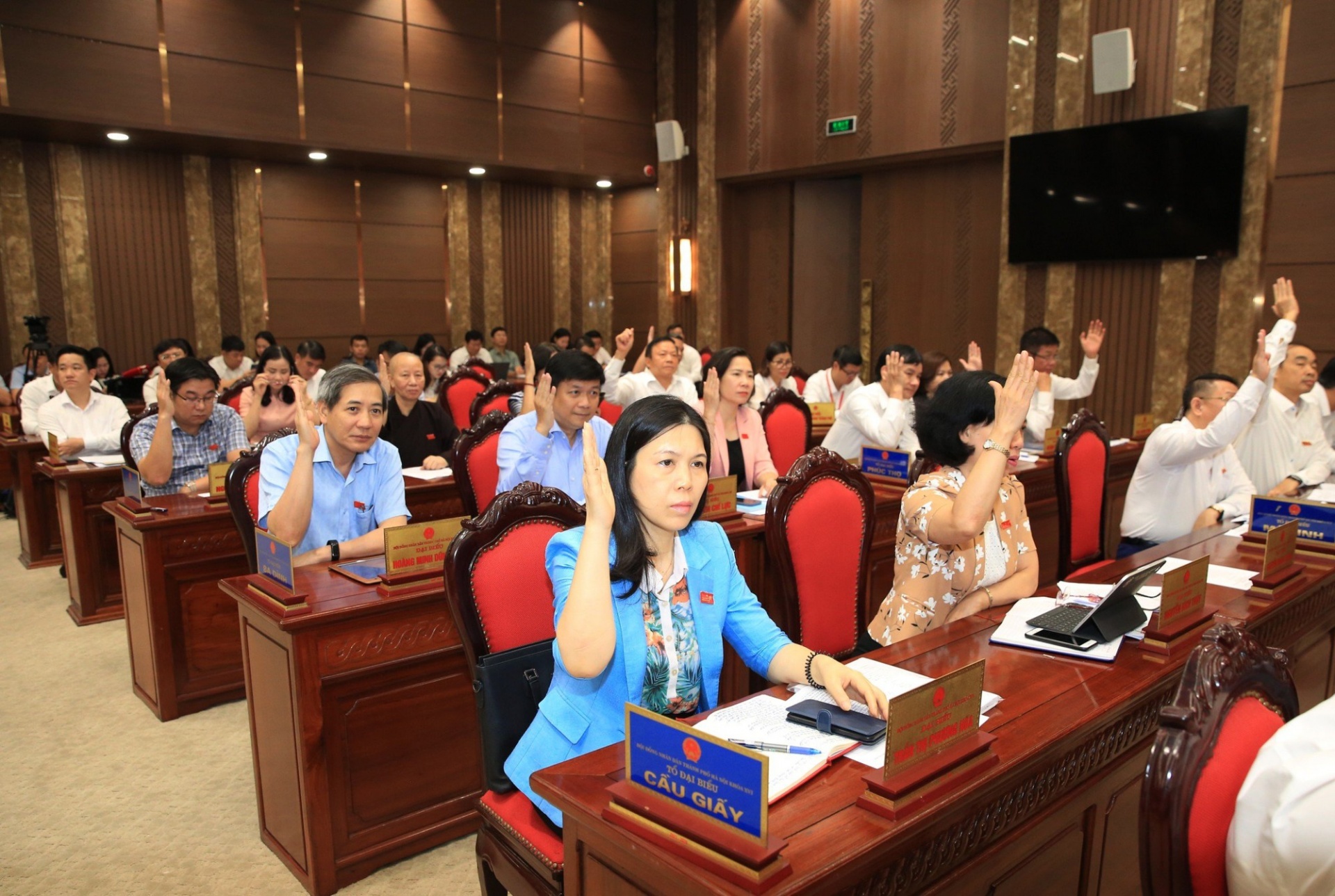 Đại biểu HĐND TP. Hà Nội biểu quyết thông qua Nghị quyết về PCCC - Ảnh: VGP/Gia Huy