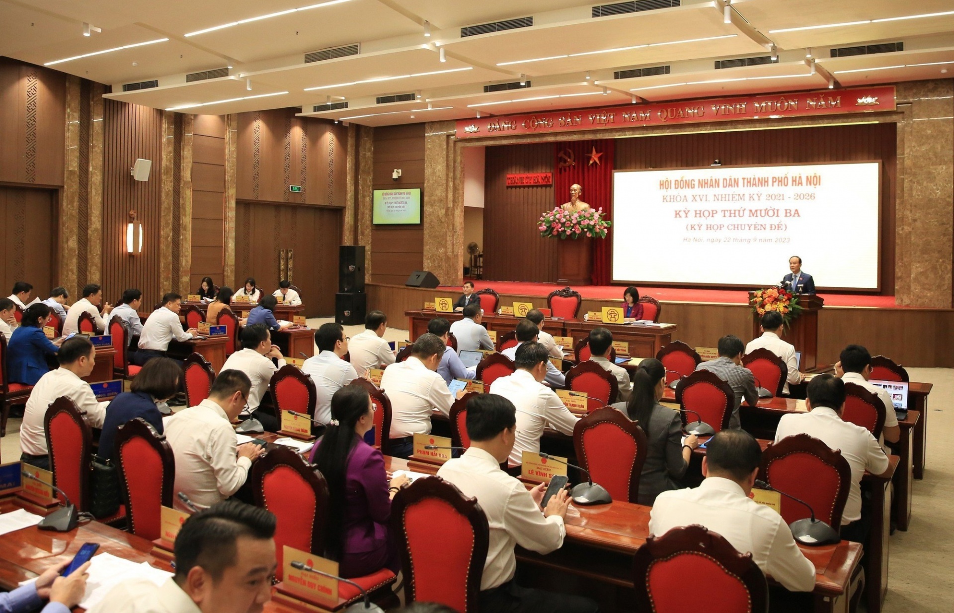 Đại biểu HĐND TP. Hà Nội biểu quyết thông qua Nghị quyết về PCCC - Ảnh: VGP/Gia Huy