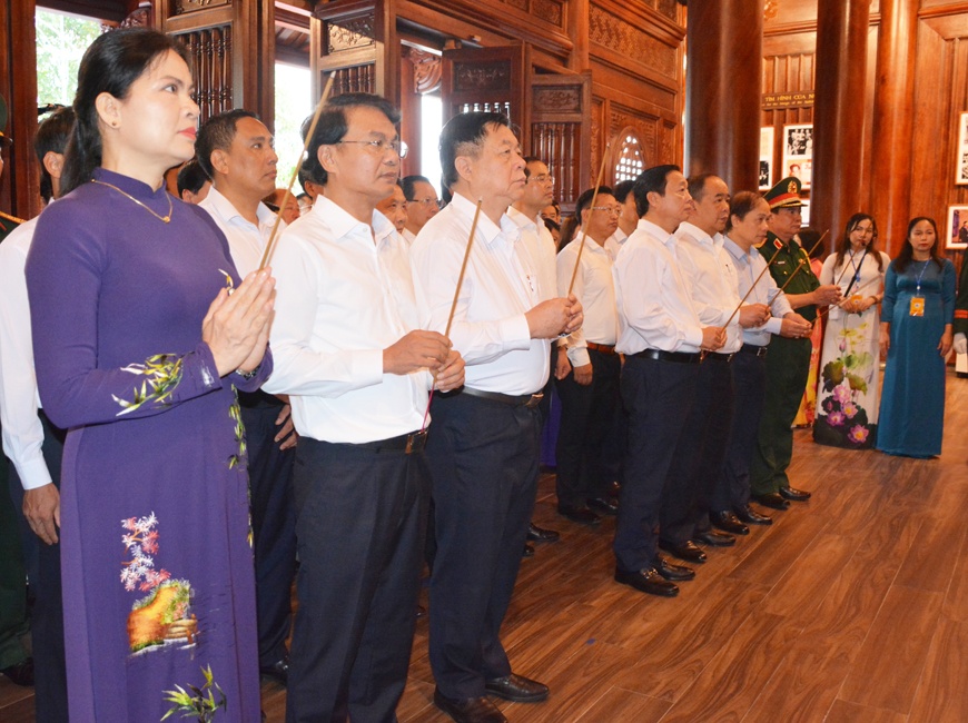 Chủ tịch nước Võ Văn Thưởng dâng hương tưởng niệm Bác Hồ tại Lào Cai