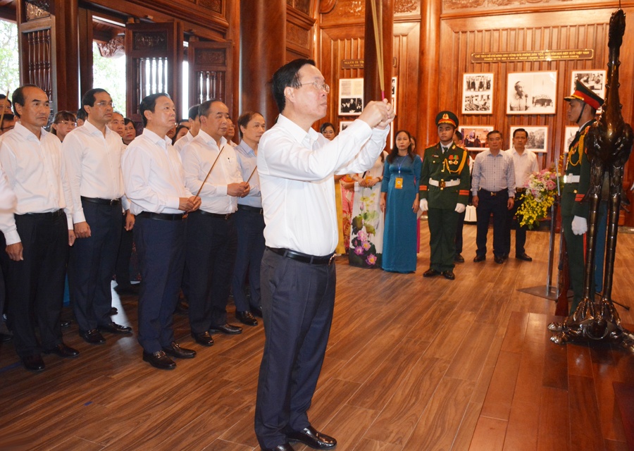 Chủ tịch nước Võ Văn Thưởng dâng hương tưởng niệm Chủ tịch Hồ Chí Minh.