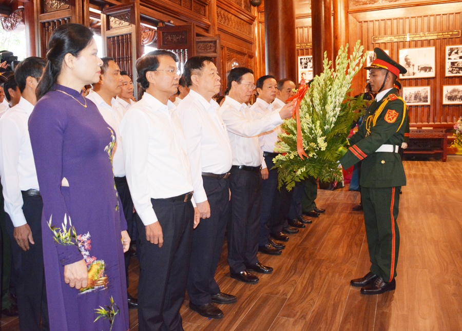 Chủ tịch nước Võ Văn Thưởng dâng hoa tưởng niệm Chủ tịch Hồ Chí Minh.