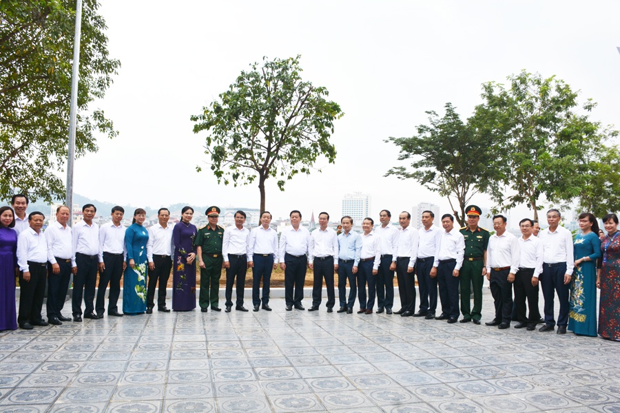Đại biểu lãnh đạo Đảng, Nhà nước, các ban, bộ, ngành, đoàn thể Trung ương và đại diện Đảng bộ, chính quyền, Nhân dân các dân tộc tỉnh Lào Cai chụp ảnh lưu niệm