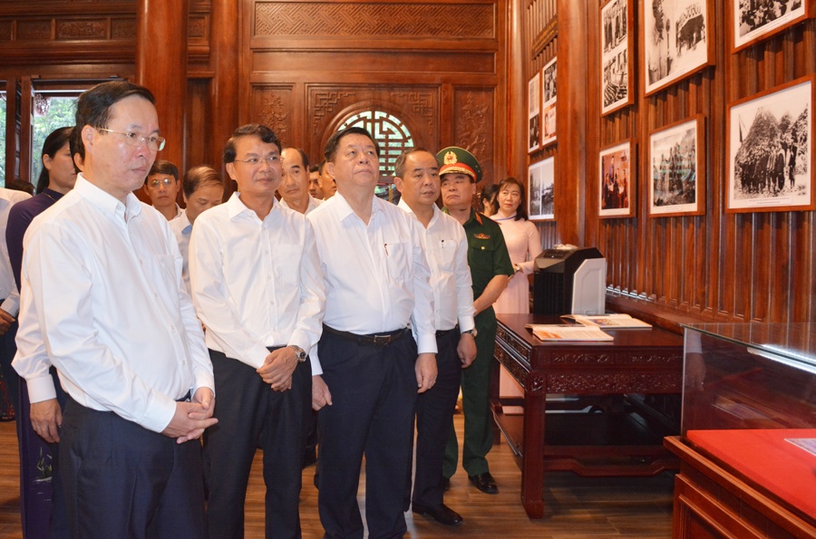 Các đại biểu tham quan một số hình ảnh về Chủ tịch Hồ Chí Minh - Anh hùng giải phóng dân tộc, Nhà văn hoá kiệt xuất của Việt Nam.
