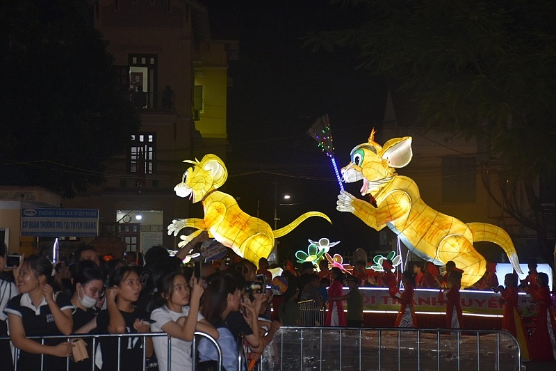 Các câu chuyện dân gian cũng được tái hiện sinh động Các câu chuyện dân gian cũng được tái hiện sinh động