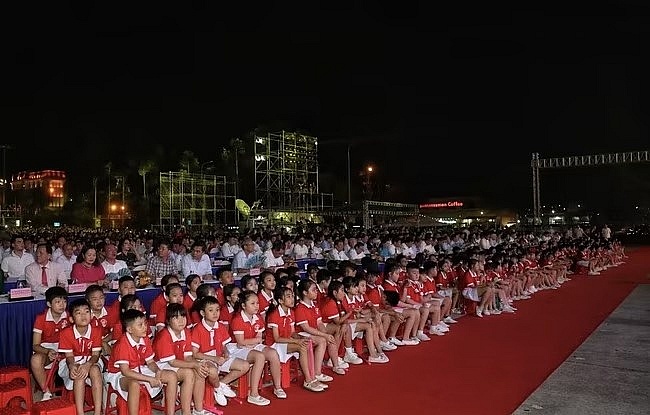 Lễ hội Trung thu là món quà ý nghĩa dành tặng các cháu thiếu niên, nhi đồng và nhắc nhớ về kỷ niệm tuổi thơ trong mỗi con người Việt Nam Lễ hội Trung thu là món quà ý nghĩa dành tặng các cháu thiếu niên, nhi đồng và nhắc nhớ về kỷ niệm tuổi thơ trong mỗi con người Việt Nam