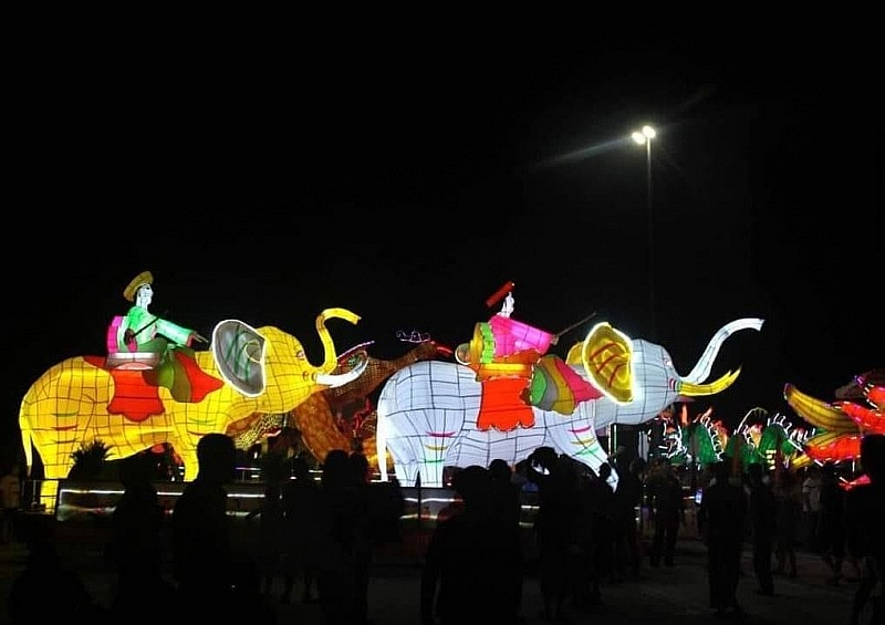 Thông qua các mô hình sáng tạo, các câu chuyện lịch sử đã được tái hiện, góp phần giáo dục truyền thống yêu nước cho các thế hệ các cháu thiếu nhi, nhi đồng Thông qua các mô hình sáng tạo, các câu chuyện lịch sử đã được tái hiện, góp phần giáo dục truyền thống yêu nước cho các thế hệ các cháu thiếu nhi, nhi đồng