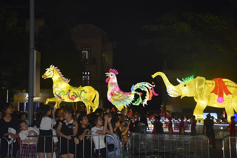 Hàng trăm mô hình đèn Trung thu khổng lồ, rực rỡ sắc màu được trình diễn Chủ tịch nước Võ Văn Thưởng dự Đêm hội Thành Tuyên năm 2023