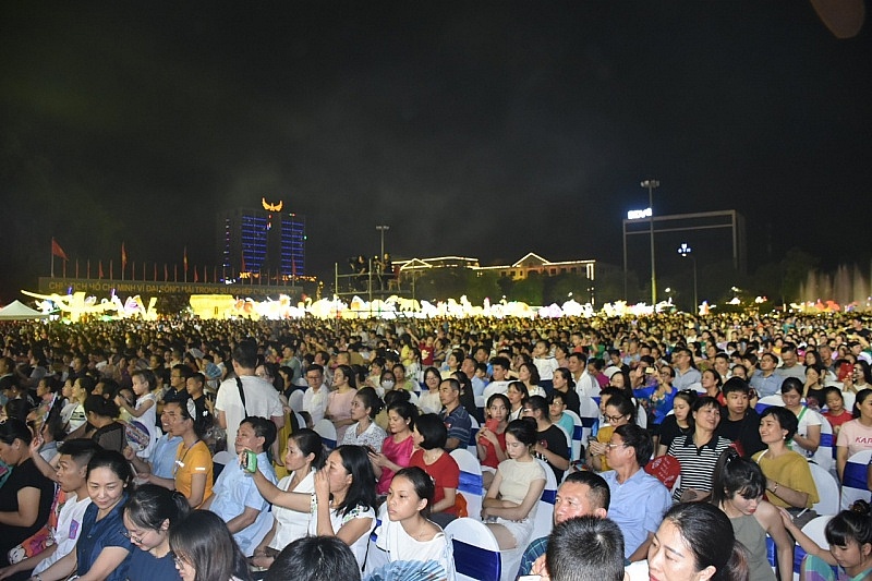 Hàng nghìn khán giả háo hức đón xem các tiết mục văn nghệ Hàng nghìn khán giả háo hức đón xem các tiết mục văn nghệ