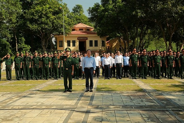 Phó Thủ tướng Trần Hồng Hà dự lễ chào cờ ở “nơi con sông Hồng chảy vào đất Việt”