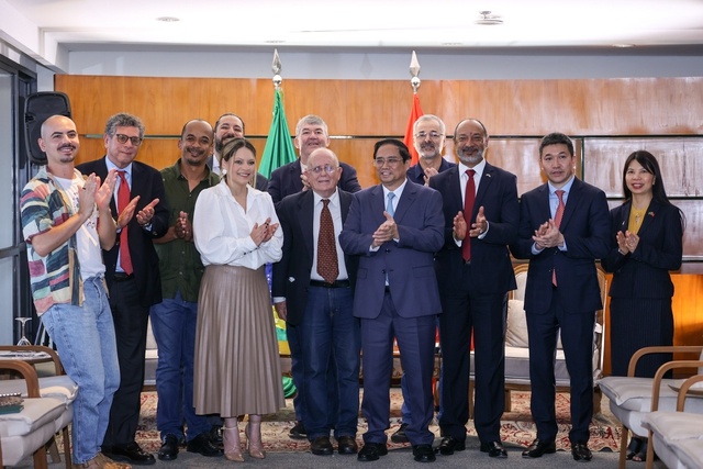 Thủ tướng Phạm Minh Chính và Tổng thư ký Hội Hữu nghị Brazil -Việt Nam cùng các thành viên Ban lãnh đạo Hội - Ảnh: VGP/Nhật Bắc