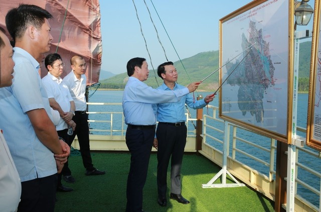 Bí thư Tỉnh ủy Yên Bái Đỗ Đức Duy giới thiệu với Phó Thủ tướng Trần Hồng Hà về quy hoạch chung Khu du lịch quốc gia Hồ Thác Bà - Ảnh: VGP/Minh Khôi