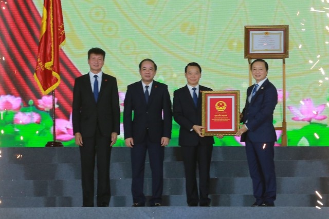 Phó Thủ tướng Trần Hồng Hà trao Quyết định của Thủ tướng Chính phủ phê duyệt Quy hoạch tỉnh Yên Bái thời kỳ 2021 - 2030, tầm nhìn đến năm 2050 cho Đảng bộ, chính quyền và nhân dân các dân tộc tỉnh Yên Bái - Ảnh: VGP/Minh Khôi