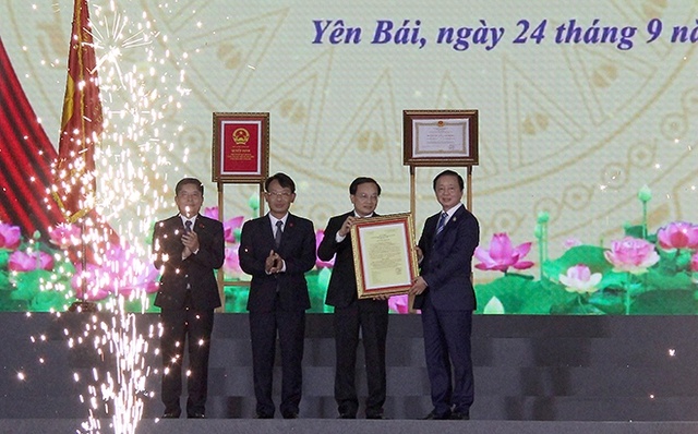 Phó Thủ tướng Trần Hồng Hà trao Quyết định của Thủ tướng Chính phủ công nhận thành phố Yên Bái là đô thị loại II, trực thuộc tỉnh Yên Bái cho Đảng bộ, chính quyền và nhân dân thành phố Yên Bái - Ảnh: Báo Yên Bái