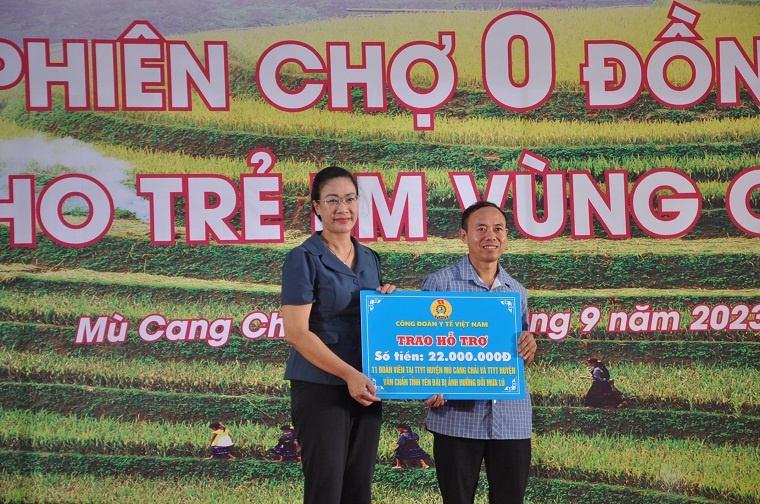 Đoàn công tác của Quốc hội thăm tặng quà tại Yên Bái