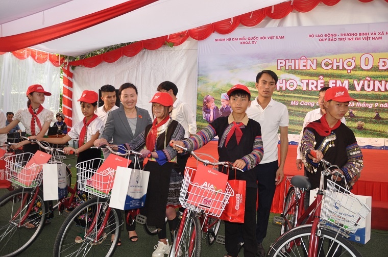 Đoàn công tác của Quốc hội thăm tặng quà tại Yên Bái