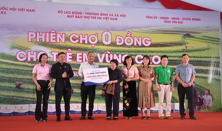 Đại diện các đơn vị tài trợ trao hỗ trợ trẻ em tỉnh Yên Bái thông qua phiên chợ 0 đồng cho đại diện lãnh đạo huyện Mù Cang Chải