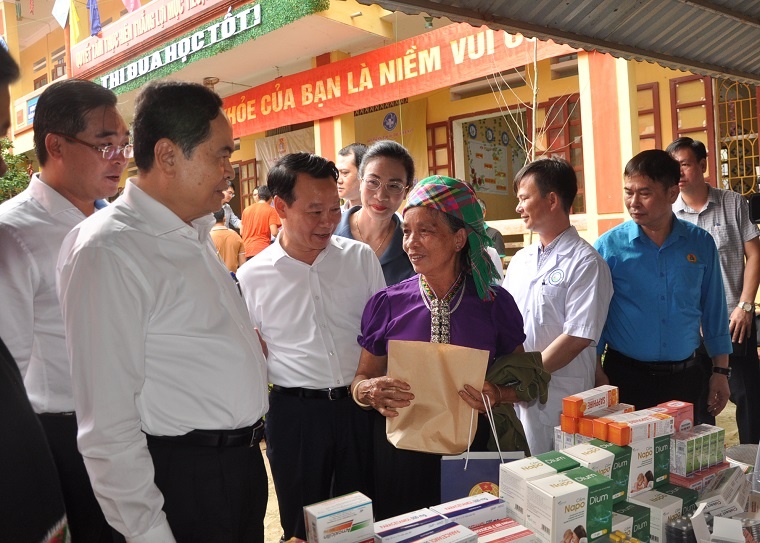 Đoàn công tác của Quốc hội thăm tặng quà tại Yên Bái