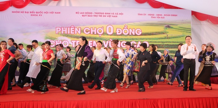 Đoàn công tác của Quốc hội thăm tặng quà tại Yên Bái