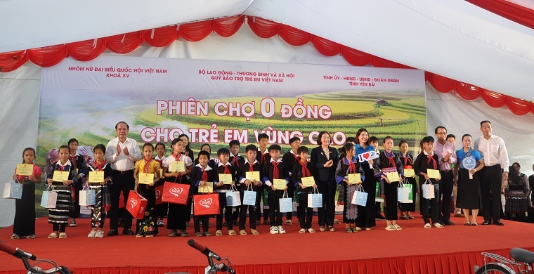 Đoàn công tác của Quốc hội thăm tặng quà tại Yên Bái