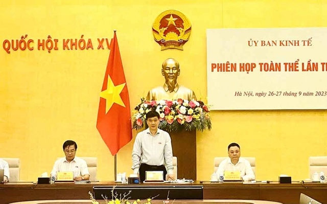 Chủ nhiệm Ủy ban Kinh tế của Quốc hội Vũ Hồng Thanh chủ trì Phiên họp - Ảnh: VGP