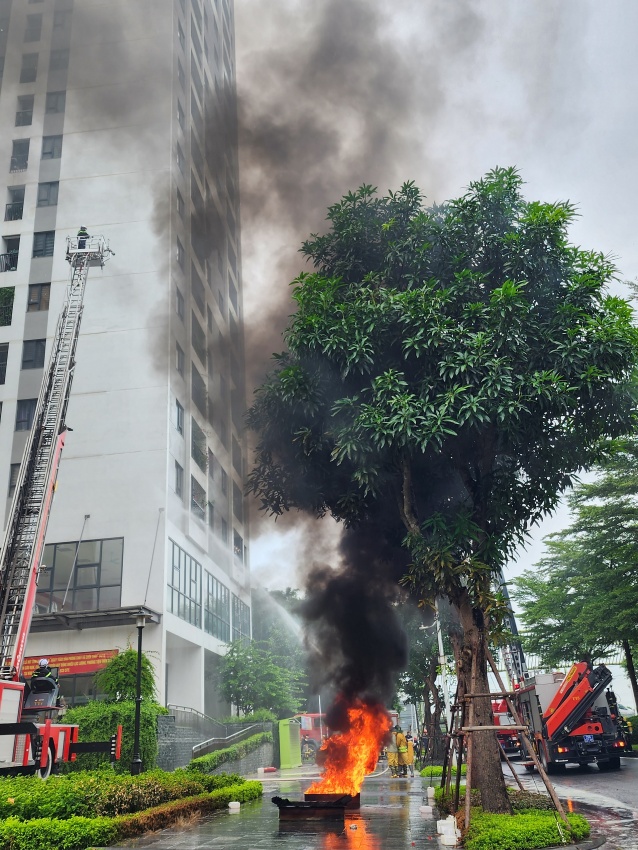 Xe thang cứu người bị nạn đang kêu cứu