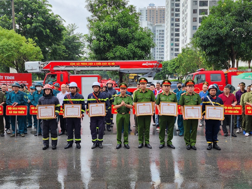 Đồng chí Thượng tá Đào Thanh Bình - Trưởng công an huyện Thanh Trì trao bằng khen cho các tập thể, cá nhân có thành tích xuất sắc trong PCCC&CNCH năm 2023