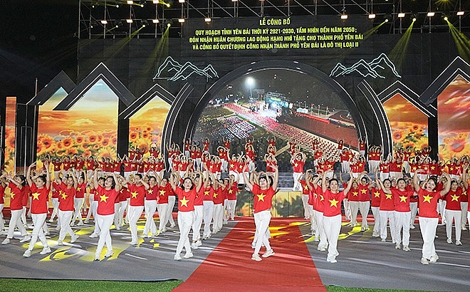 Màn dân vũ với sự tham gia của 2.023 diễn viên quần chúng trên địa bàn thành phố.