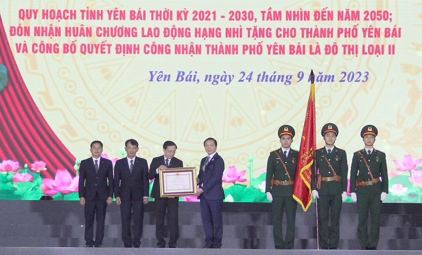 Phó Thủ tướng Trần Hồng Hà trao Huân chương Lao động Hạng Nhì cho thành phố Yên Bái.