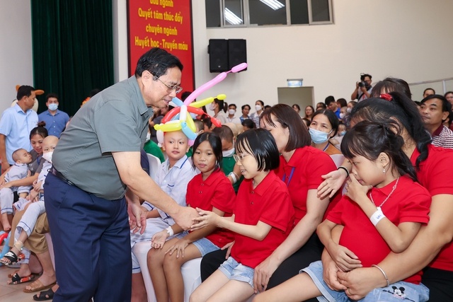 Thủ tướng động viên, chung vui Tết Trung thu với các bệnh nhi tại Viện Huyết học - Truyền máu Trung ương