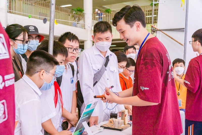 Trường THPT Chuyên Hà Nội – Amsterdam tổ chức triển lãm Science Tornado mùa 10 Trường THPT Chuyên Hà Nội – Amsterdam tổ chức triển lãm Science Tornado mùa 10