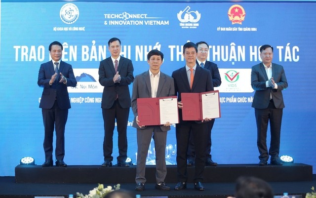 Trao các Biên bản ghi nhớ thoả thuận hợp tác về chuyển đổi số, chuyển đổi xanh cho phát triển bền vững - Ảnh: VGP/HG