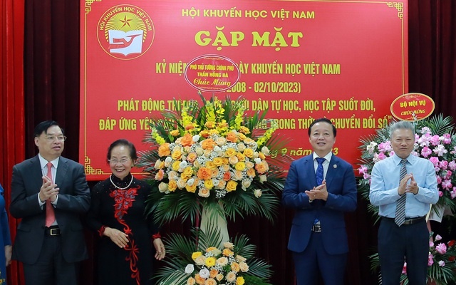 Phó Thủ tướng Trần Hồng Hà chúc mừng lãnh đạo Hội Khuyến học Việt Nam nhân kỷ niệm 15 năm Ngày Khuyến học Việt Nam - Ảnh: VGP/Minh Khôi