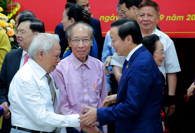 Phó Thủ tướng Trần Hồng Hà trò chuyện thân mật với các đại biểu tại cuộc gặp mặt - Ảnh: VGP/Minh Khôi