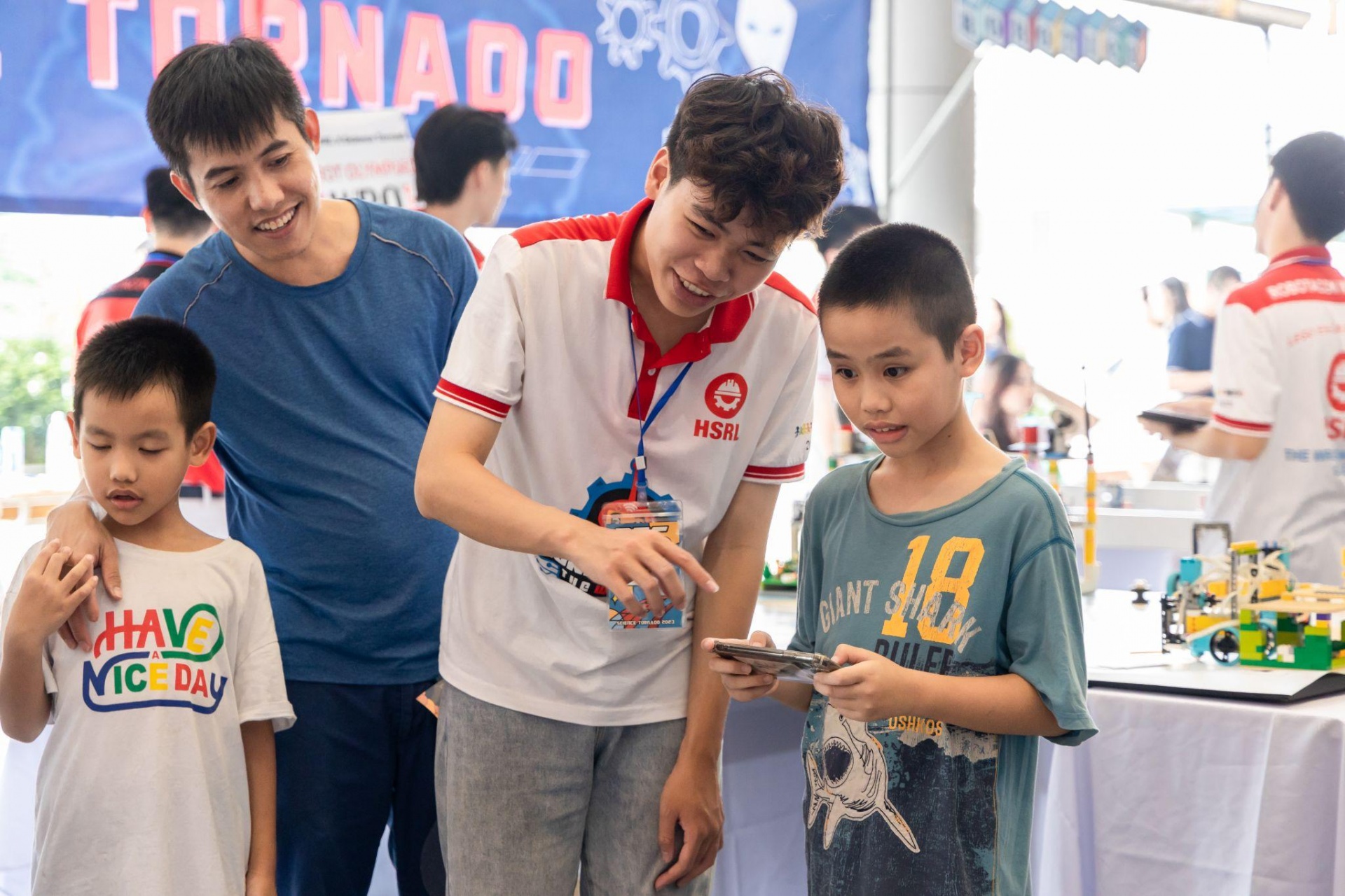 Các thành viên trong BTC mang sứ mệnh lan tỏa thông điệp về tình yêu với khoa học