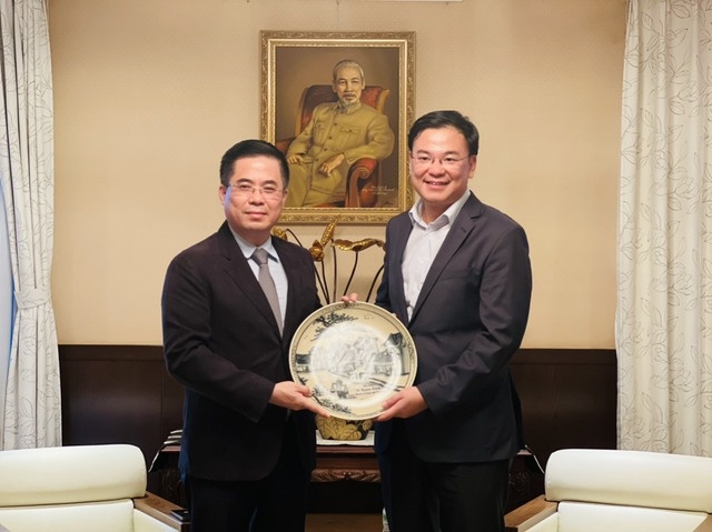 Thứ trưởng Nguyễn Hoàng Giang tặng quà lưu niệm Đại sứ Việt Nam tại Nhật Bản Phạm Quang Hiệu - Ảnh: Bộ KHCN Thứ trưởng Nguyễn Hoàng Giang tặng quà lưu niệm Đại sứ Việt Nam tại Nhật Bản Phạm Quang Hiệu - Ảnh: Bộ KHCN