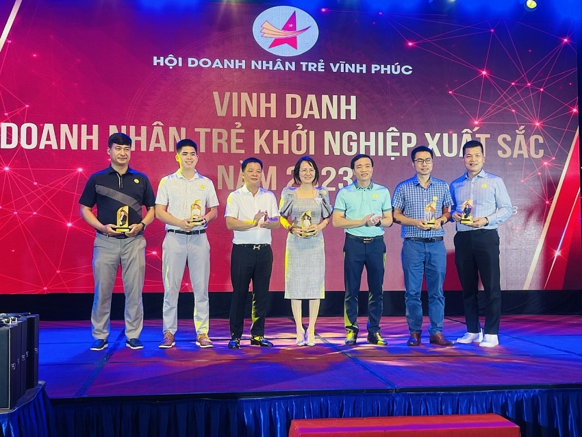 undefined Kỷ niệm Ngày truyền thống Doanh nhân Việt Nam 13/10 và trao
