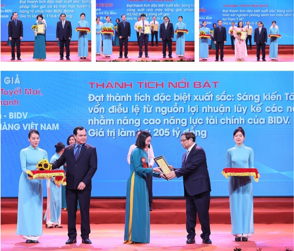 Thủ tướng trao các phần thưởng cao quý cho các tập thể, tác giả, nhóm tác giả xuất sắc tiêu biểu được tôn vinh - Ảnh: VGP/Nhật Bắc