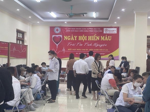 Nhiều thành phần nhân dân tham gia hiến máu tình nguyện Nhiều thành phần nhân dân tham gia hiến máu tình nguyện