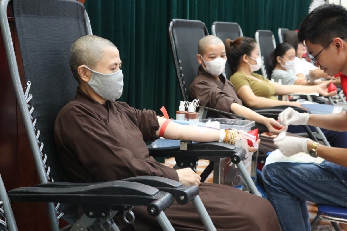 Các sư cô thuộc các chùa trên địa bàn thành phố tham gia hiến máu Các sư cô thuộc các chùa trên địa bàn thành phố tham gia hiến máu