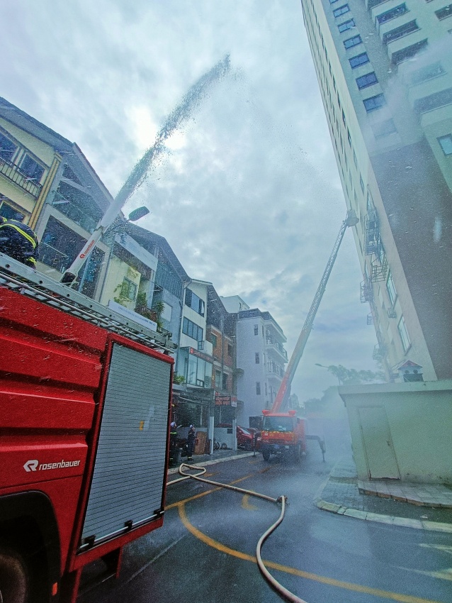 Hoàng Mai: Đội cảnh sát PCCC&CNCH tăng cường tuyên truyền, diễn tập các kỹ năng về PCCC tại Chung cư Hồng Hà